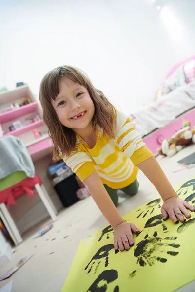 Bonito menina em casa pintura com as mãos — Fotografia de Stock