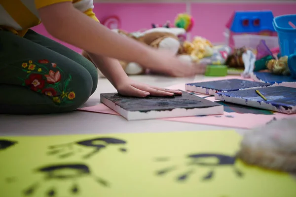Schattig klein meisje thuis schilderen met handen — Stockfoto