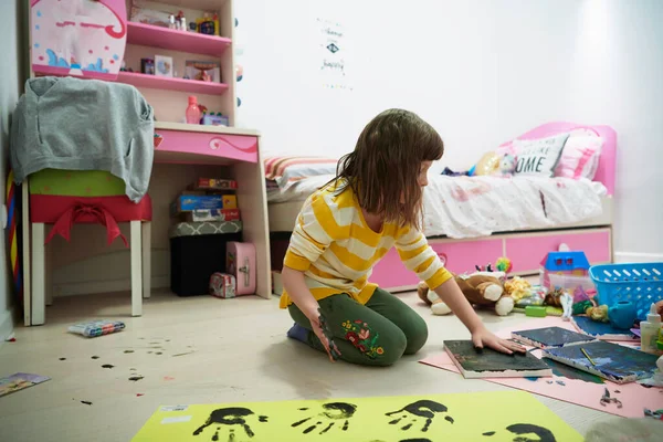 Linda niña en casa pintura con las manos — Foto de Stock