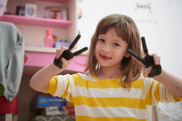 Carino bambina a casa pittura con le mani — Foto Stock