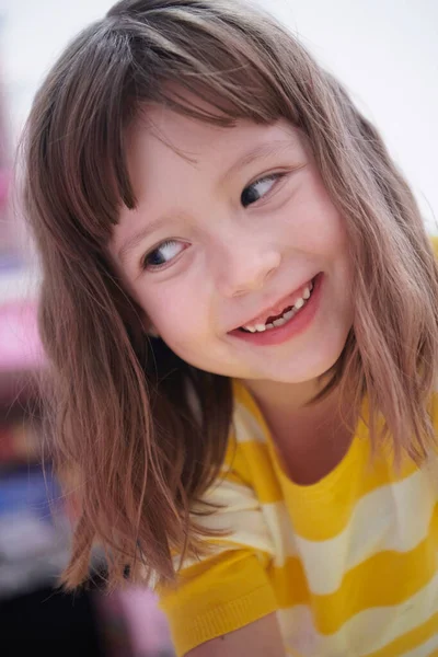 Linda niña en casa pintura con las manos — Foto de Stock