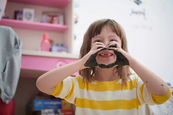 Carino bambina a casa pittura con le mani — Foto Stock