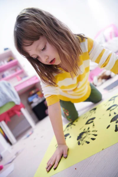 Bonito menina em casa pintura com as mãos — Fotografia de Stock