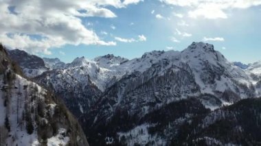 Kışın dağların tepelerinde kar yağıyordu. 