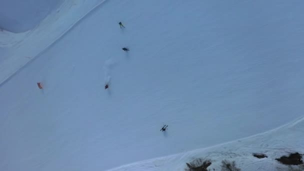 고산 지대에서 스키를 타고 내려가는 모습 — 비디오