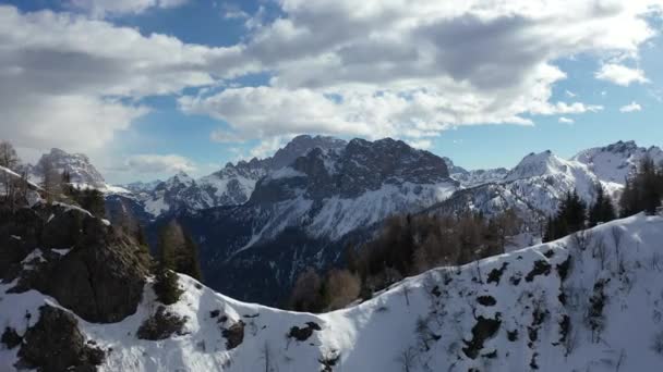 Neve aérea coberto picos de montanha em alpes no inverno — Vídeo de Stock