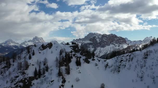 Luchtsneeuw bedekte bergtoppen in alpen in de winter — Stockvideo