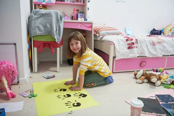 Nettes kleines Mädchen zu Hause beim Malen mit den Händen — Stockfoto