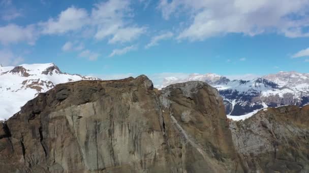 Luchtsneeuw bedekte bergtoppen in alpen in de winter — Stockvideo