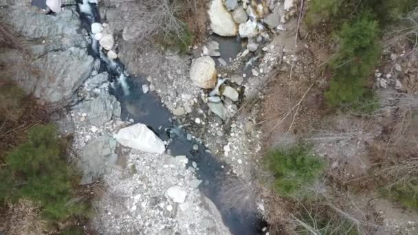 Río alpino arroyo agua dulce limpia vista superior — Vídeos de Stock