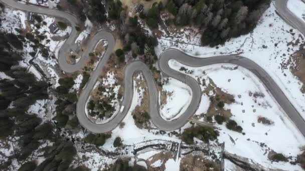 Alpine curvy road on winter top view — Stock Video