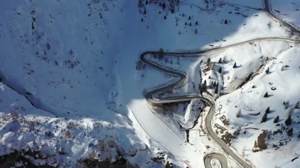 Alpské křivky silnice v zimě pohled shora — Stock video
