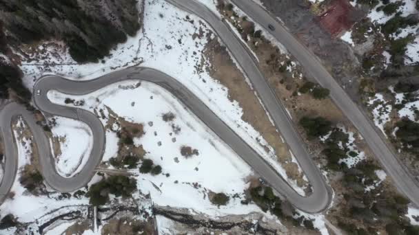 Альпийская извилистая дорога на зимний вид сверху — стоковое видео