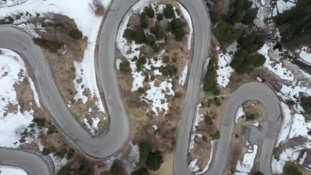 Alpejska zakrzywiona droga na zimie widok z góry — Wideo stockowe