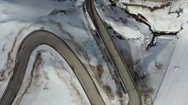 Αλπικός δρόμος με καμπύλες στην κορυφή του χειμώνα — Αρχείο Βίντεο