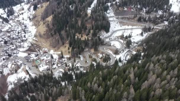 Estrada curvilínea alpina na vista superior do inverno — Vídeo de Stock