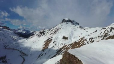 Kışın dağların tepelerinde kar yağıyordu. 