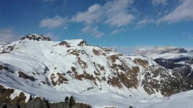 Kışın dağların tepelerinde kar yağıyordu. 