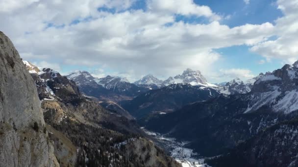 Повітряний сніг покрив гірські вершини в Альпах взимку — стокове відео