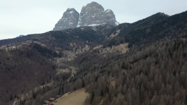 Luchtsneeuw bedekte bergtoppen in alpen in de winter — Stockvideo