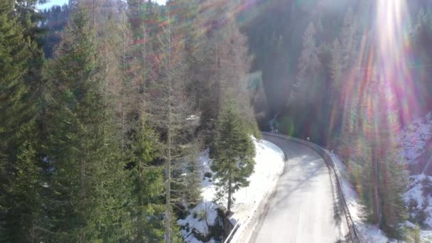 Flygande snötäckta bergstoppar i alperna på vintern — Stockvideo