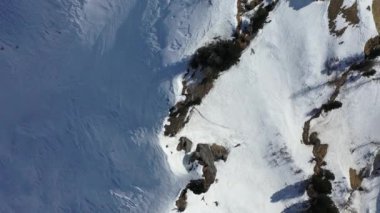 Kışın dağların tepelerinde kar yağıyordu. 