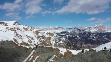 Kışın dağların tepelerinde kar yağıyordu. 