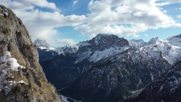 Picos de montaña cubiertos de nieve aérea en los Alpes en invierno — Vídeo de stock