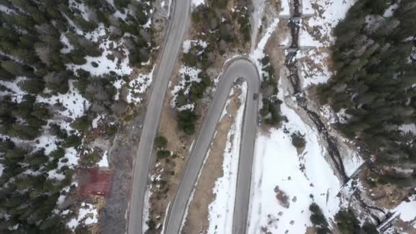 Strada sinuosa in inverno vista dall'alto — Video Stock