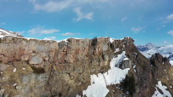 Śnieg powietrzny pokryte szczyty górskie w Alpach w zimie — Wideo stockowe