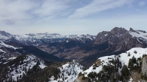 Neve aérea coberto picos de montanha em alpes no inverno — Vídeo de Stock
