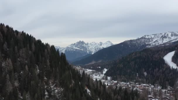 Flygande snötäckta bergstoppar i alperna på vintern — Stockvideo