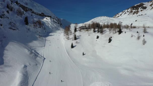 Antenn ovanifrån av alpin skidåkning nedförsbacke pist — Stockvideo