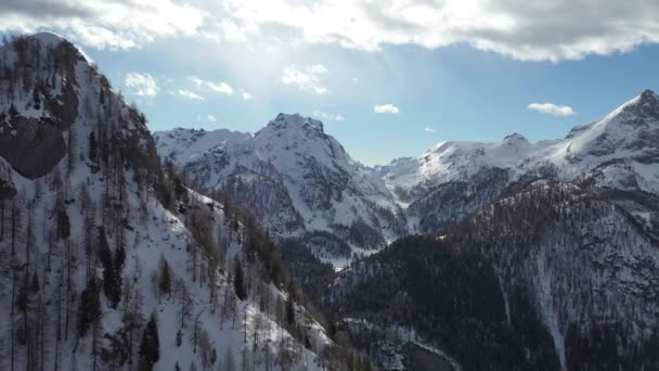 Neve aérea coberto picos de montanha em alpes no inverno — Vídeo de Stock