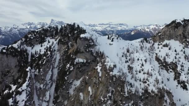 Letecké zasněžené vrcholky hor v zimě v Alpách — Stock video