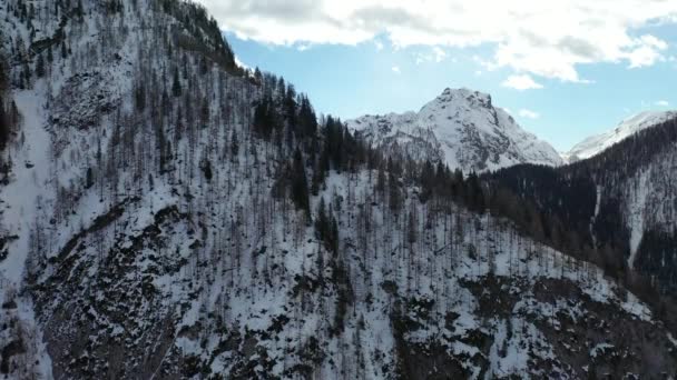 Śnieg powietrzny pokryte szczyty górskie w Alpach w zimie — Wideo stockowe