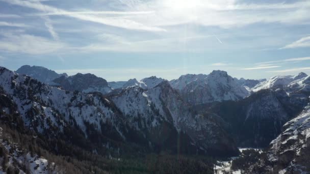 Luchtsneeuw bedekte bergtoppen in alpen in de winter — Stockvideo