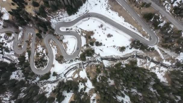 Estrada curvilínea alpina na vista superior do inverno — Vídeo de Stock