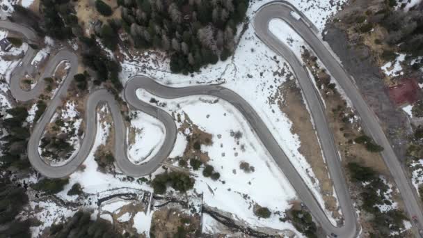 Alpine curvy road on winter top view — Stock Video