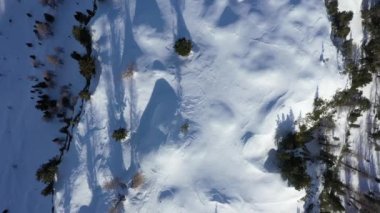 Kışın dağların tepelerinde kar yağıyordu. 