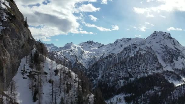 Śnieg powietrzny pokryte szczyty górskie w Alpach w zimie — Wideo stockowe