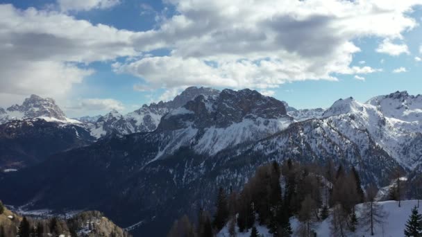 Neve aérea coberto picos de montanha em alpes no inverno — Vídeo de Stock