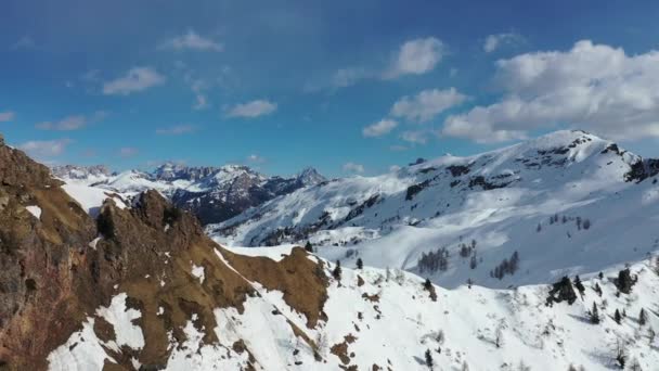 Pics de montagne couverts de neige aérienne dans les Alpes en hiver — Video
