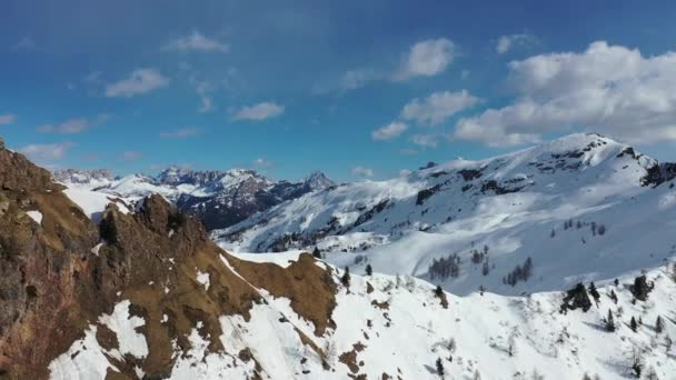 Neve aérea coberto picos de montanha em alpes no inverno — Vídeo de Stock