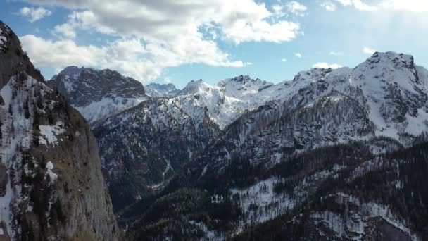 Picos de montaña cubiertos de nieve aérea en los Alpes en invierno — Vídeos de Stock