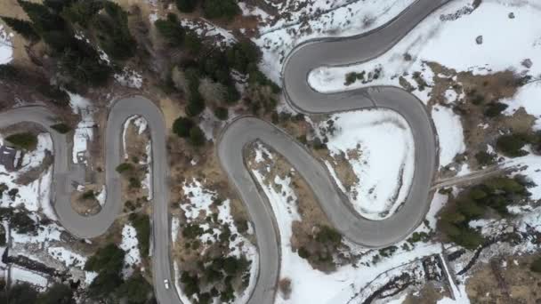 Estrada curvilínea alpina na vista superior do inverno — Vídeo de Stock