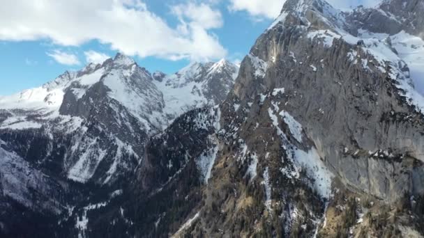 Śnieg powietrzny pokryte szczyty górskie w Alpach w zimie — Wideo stockowe