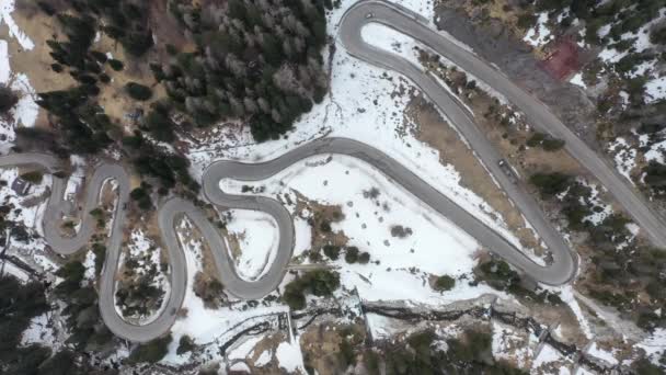 Carretera con curvas alpinas en vista superior de invierno — Vídeos de Stock