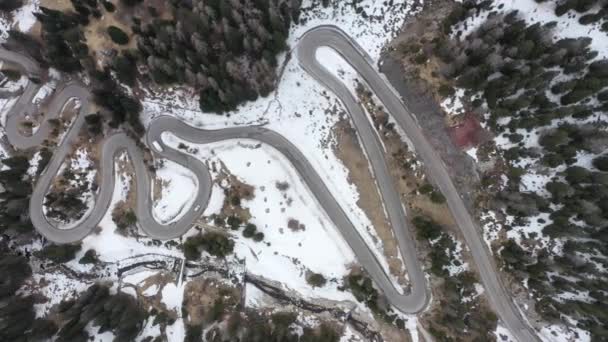 Alpin kurvig väg på vintern ovanifrån — Stockvideo