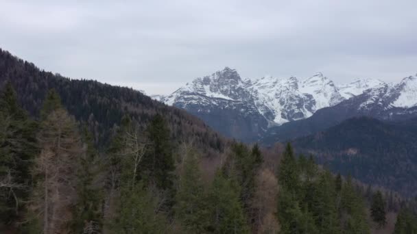 letecké zasněžené vrcholky hor v zimě v Alpách 